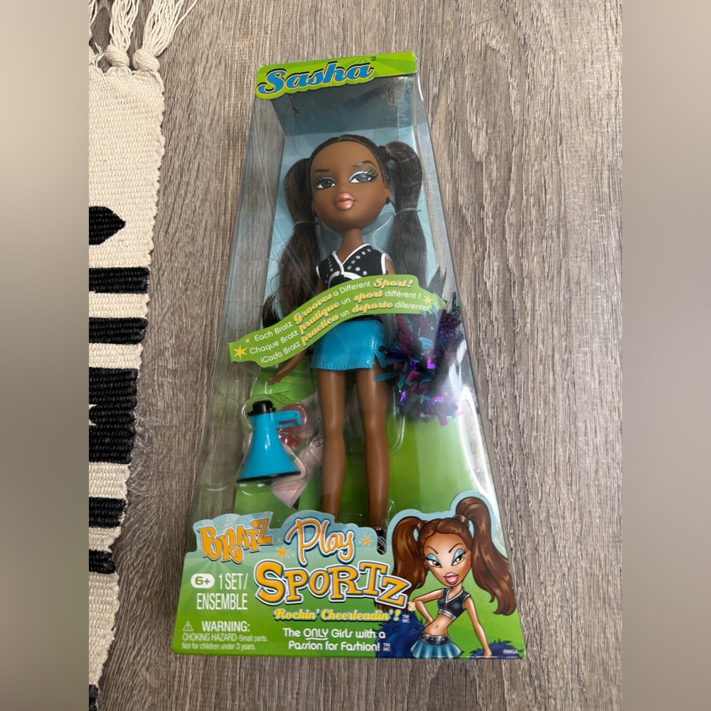 NEW Bratz Sasha Cheerleader Doll with Black and Blue Outfit